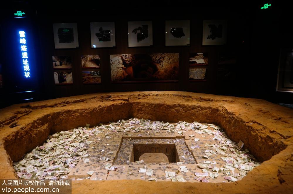 浙博“雷峰塔地宮”遭游人扔錢  模型滿滿都是錢