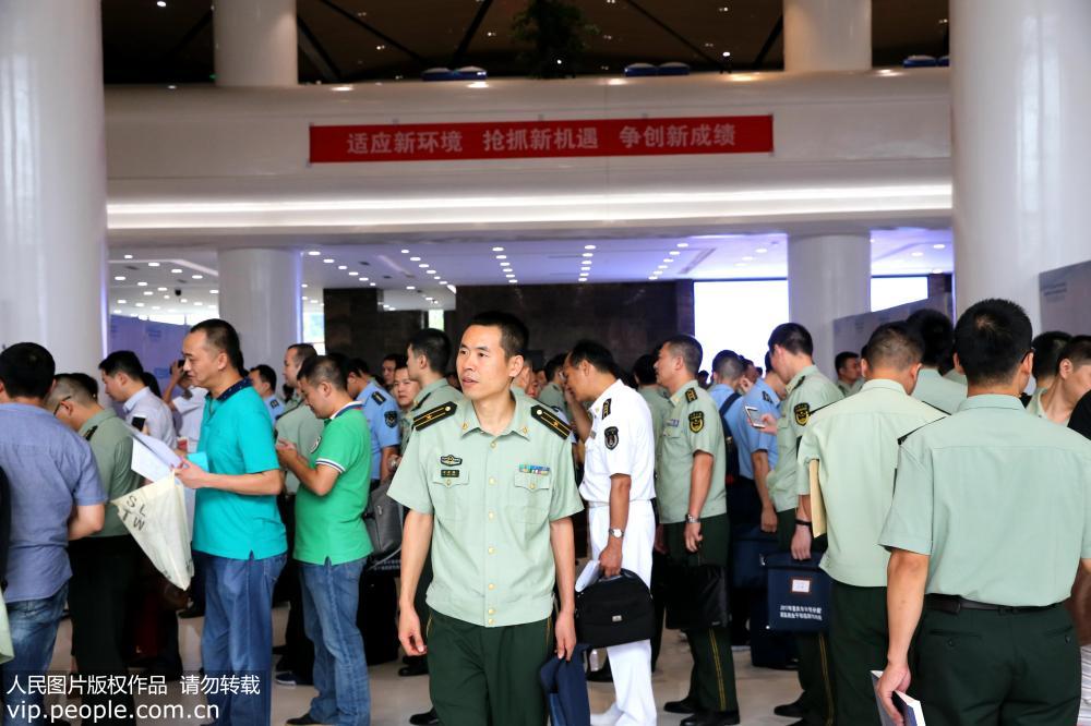 重慶舉行雙向選擇大會 助800余名軍轉干部脫軍裝換“戰場”【6】