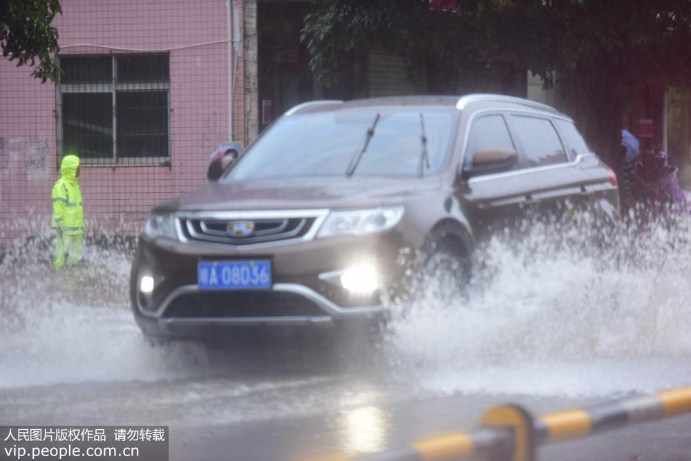 海南瓊海遭遇雷雨大風天氣 部分道路積水嚴重【6】