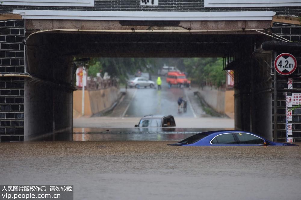 海南瓊海遭遇雷雨大風天氣 部分道路積水嚴重