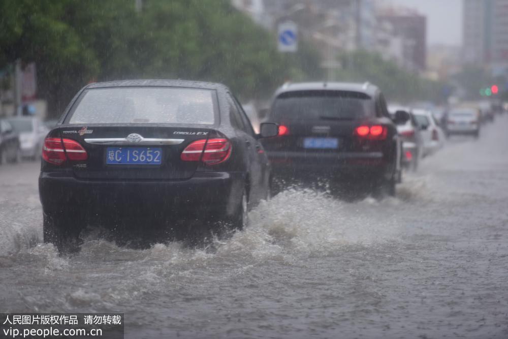 海南瓊海遭遇雷雨大風天氣 部分道路積水嚴重【5】