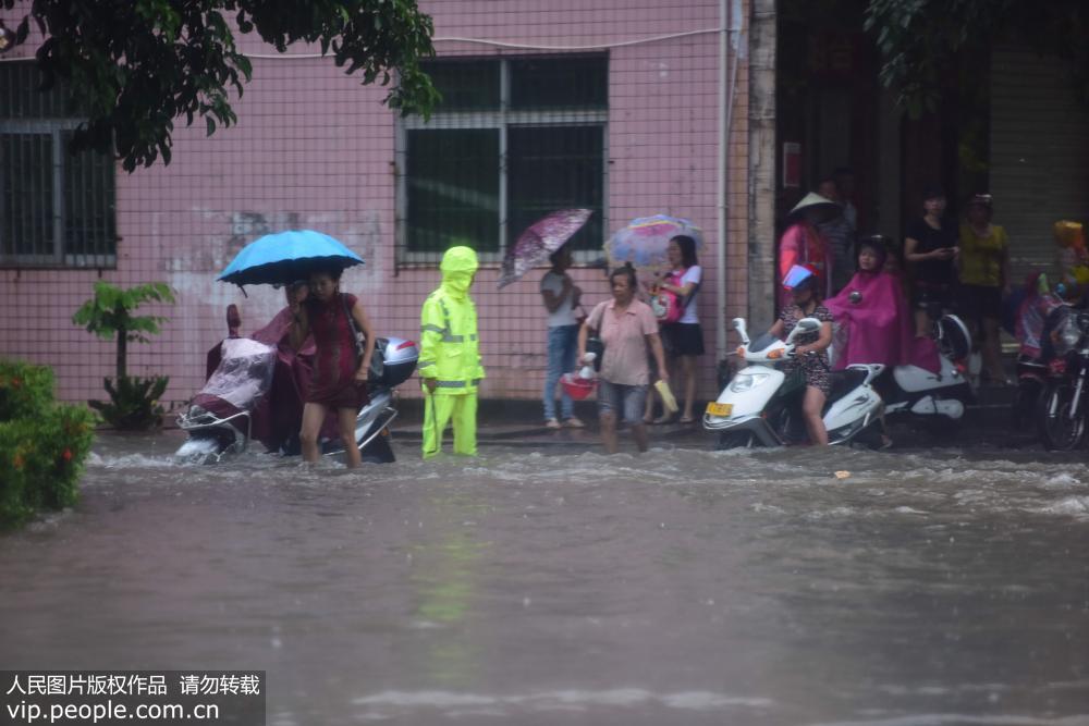 海南瓊海遭遇雷雨大風天氣 部分道路積水嚴重【4】