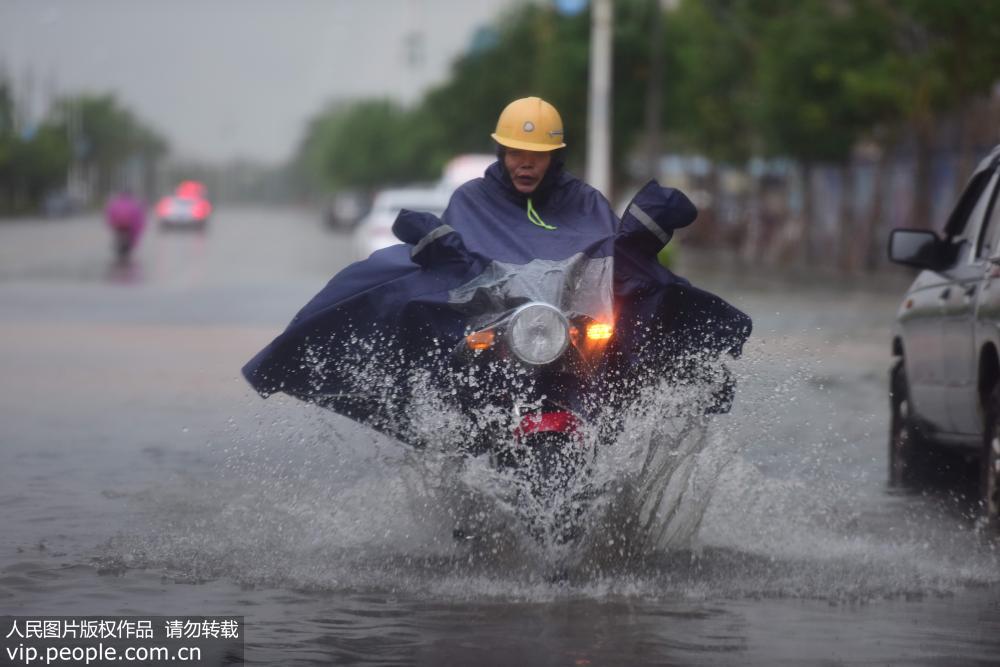 海南瓊海遭遇雷雨大風天氣 部分道路積水嚴重【2】