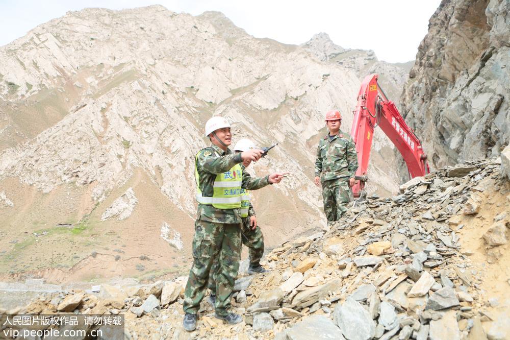 新藏公路庫地達坂塌方 武警交通部隊官兵馳援搶通道路
