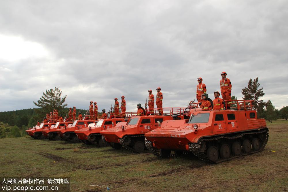 9月7日，武警內蒙古大興安嶺森林支隊機械分隊官兵在滅火演習前集結待命。