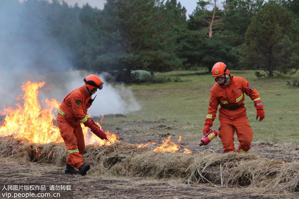 9月7日，武警內蒙古大興安嶺森林支隊兩名戰士正在設置火場，為滅火演習做准備。