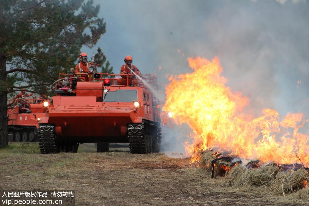 9月7日，武警內蒙古大興安嶺森林支隊機械分隊官兵正在開展多功能履帶式森林消防車滅火演練。