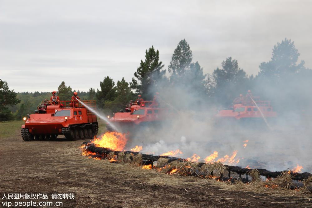 9月7日，武警內蒙古大興安嶺森林支隊機械分隊官兵正在開展多功能履帶式森林消防車滅火演練。