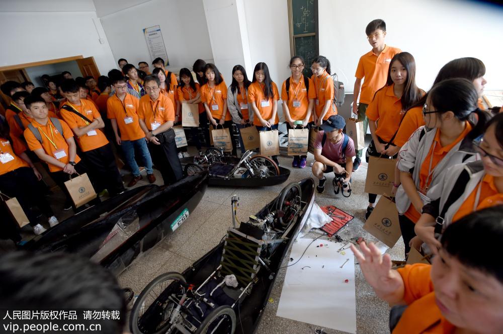 9月7日，香港中學師生在西安交通大學工程坊參觀FSAE方程式賽車。