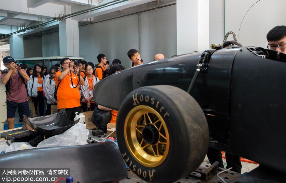9月7日，香港中學師生在西安交通大學工程坊參觀方程式賽車。
