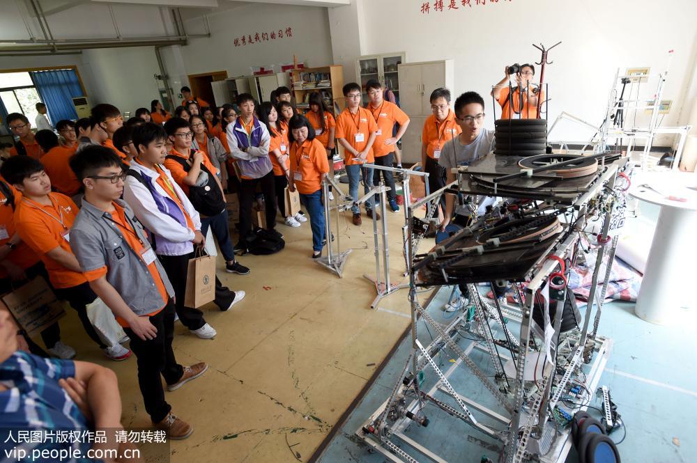 9月7日，香港中學師生在西安交通大學工程坊參觀正在制作的機器人。