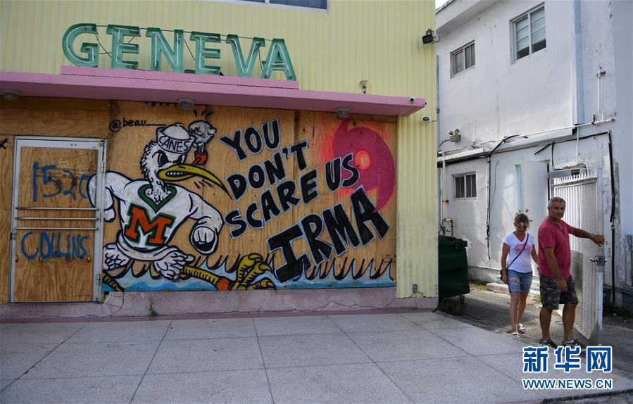 9月8日，在美國佛羅裡達州邁阿密，一個店鋪的門窗加固木板上寫著“艾爾瑪，別來嚇唬我們”。