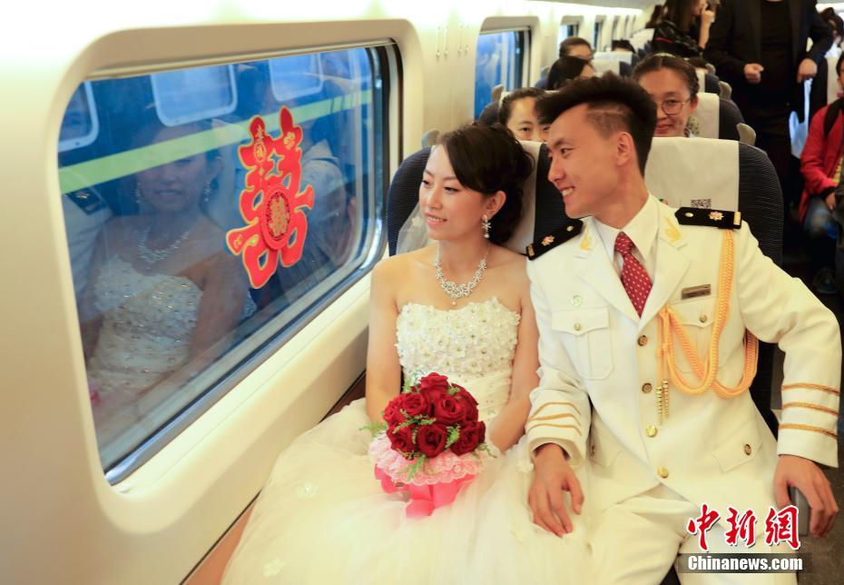 “兩城一家”：坐上高鐵“婚車”去結婚