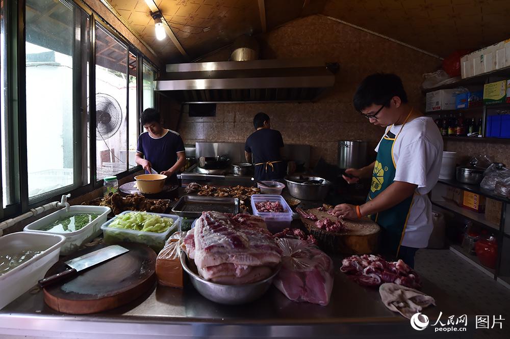 9月9日，花茂村紅色之家農家樂的廚房，工作人員正在忙著為游客准備午餐。（人民網記者 翁奇羽 攝）