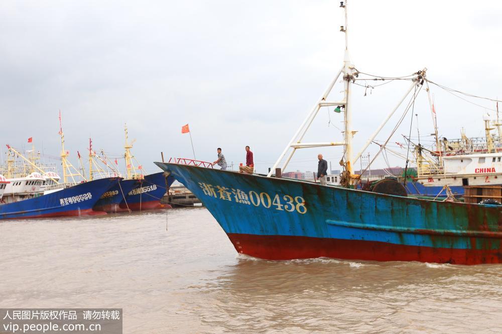 9月12日，溫州公安邊防支隊官兵疏導沙石船進港避風。