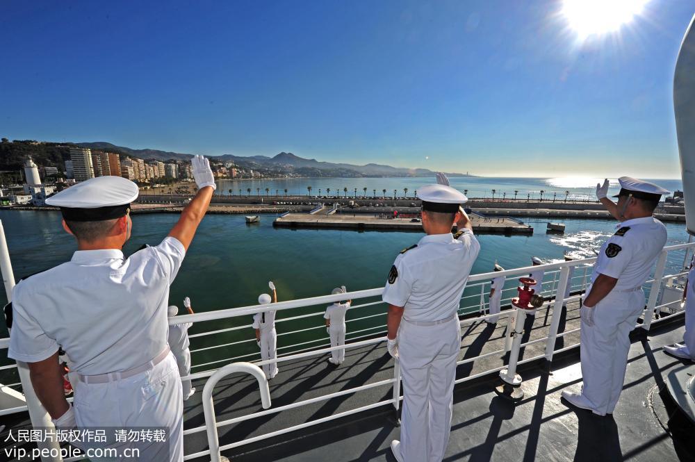 9月12日，中國海軍和平方舟醫院船緩緩駛離西班牙馬拉加港碼頭時，海軍官兵在甲板上揮手告別。