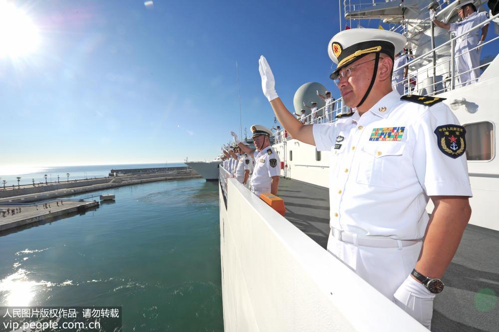 9月12日，中國海軍和平方舟醫院船緩緩駛離西班牙馬拉加港碼頭時，任務指揮員管柏林、政委金毅在甲板上揮手告別。