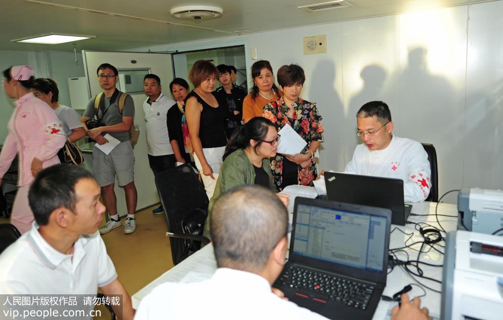 9月12日，在西班牙馬拉加港和平方舟主平台，中國海軍和平方舟醫院船醫護人員為華僑華人診療。