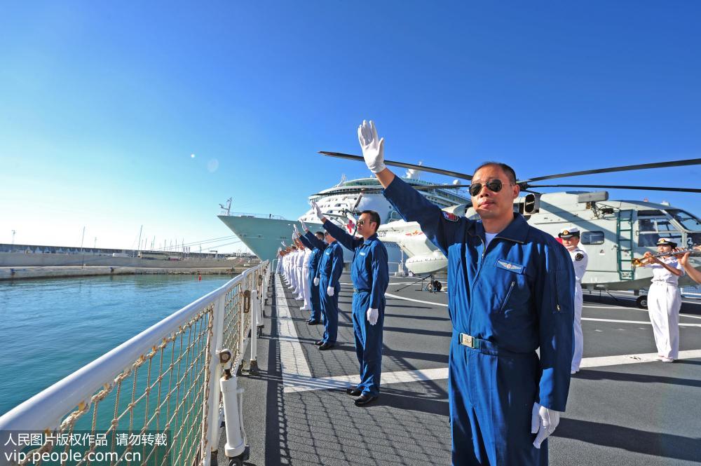 9月12日，中國海軍和平方舟醫院船緩緩駛離西班牙馬拉加港碼頭時，隨船飛行員在甲板揮手告別。