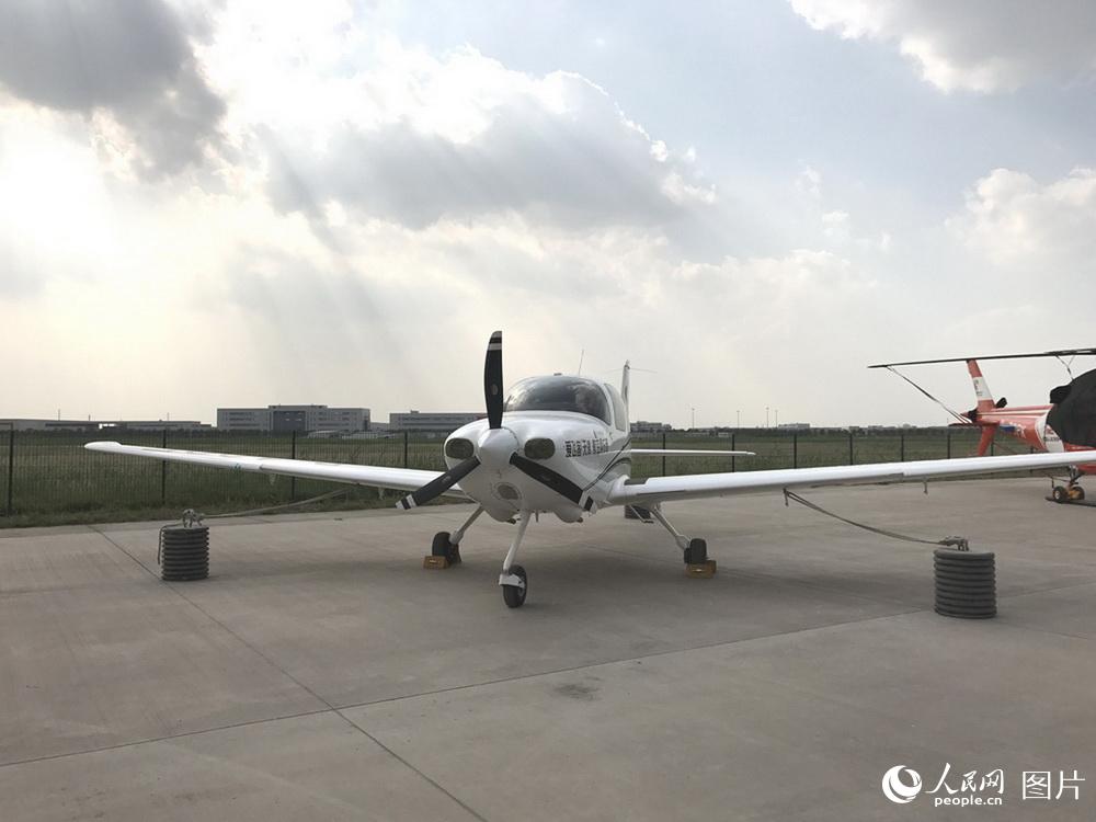 9月11日，爱飞客（天津）航空俱乐部的西锐飞机停放在第四届直博会现场。   摄影：李蓉