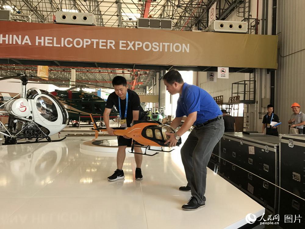 9月12日，工作人員正在中國航空工業直升機展台布置AC311A型直升機模型。   攝影：李蓉.jpg