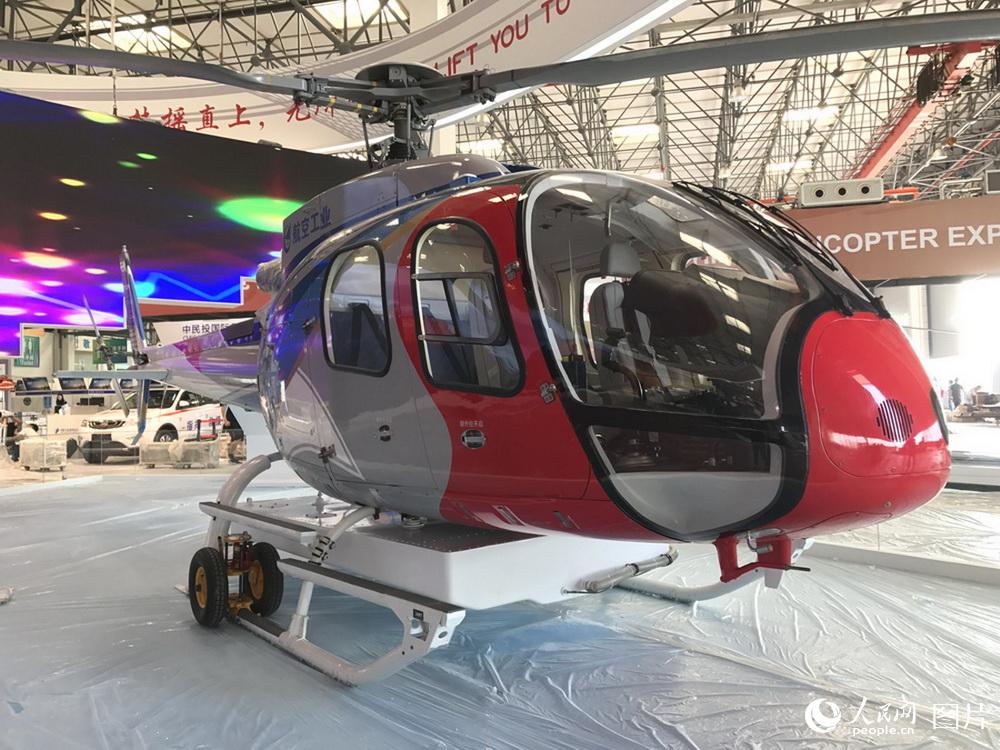 9月12日，中國航空工業直升機的AC311A型直升機在第四屆直博會的展館內布置到位。   攝影：李蓉