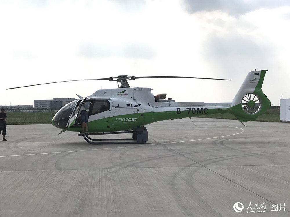 9月11日，九九九空中救护装备的空客H130 T2专业空中救护直升机停放在第四届直博会现场。   摄影：李蓉
