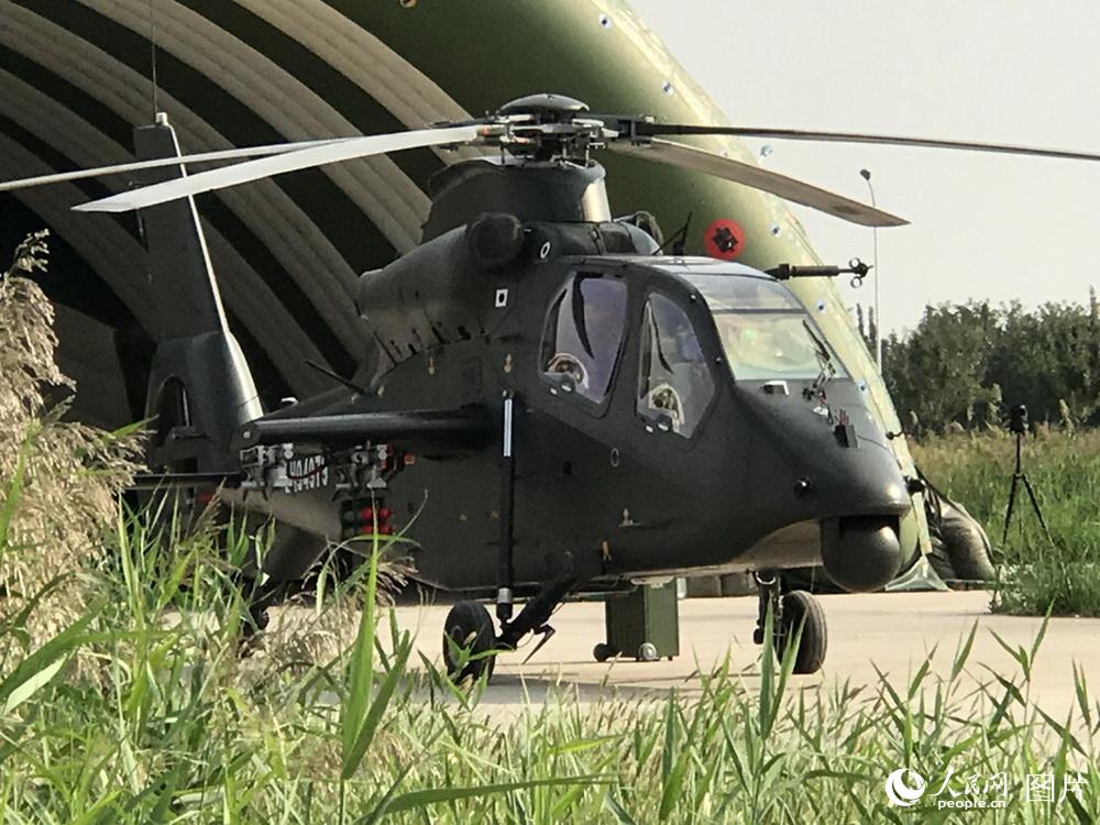 9月11日，中国陆军一架直-19型武装直升机在第四届直博会现场维护。   摄影：李蓉