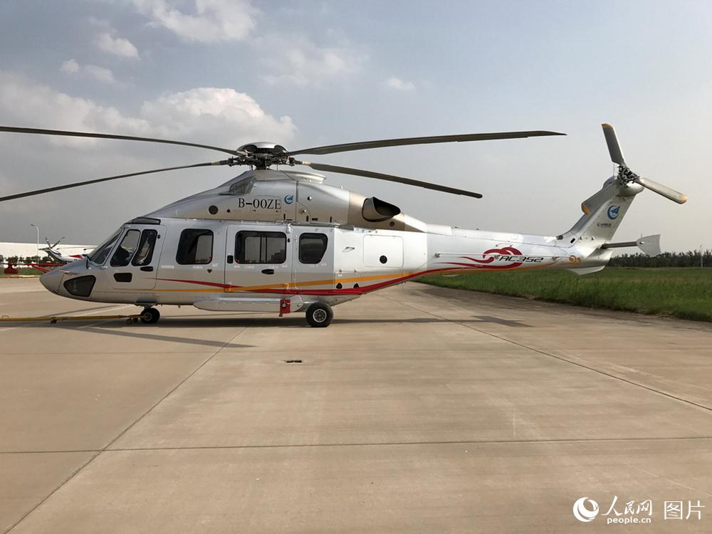 9月11日，中國航空工業直升機展出的AC352型直升機停放在第四屆直博會現場。   攝影：李蓉