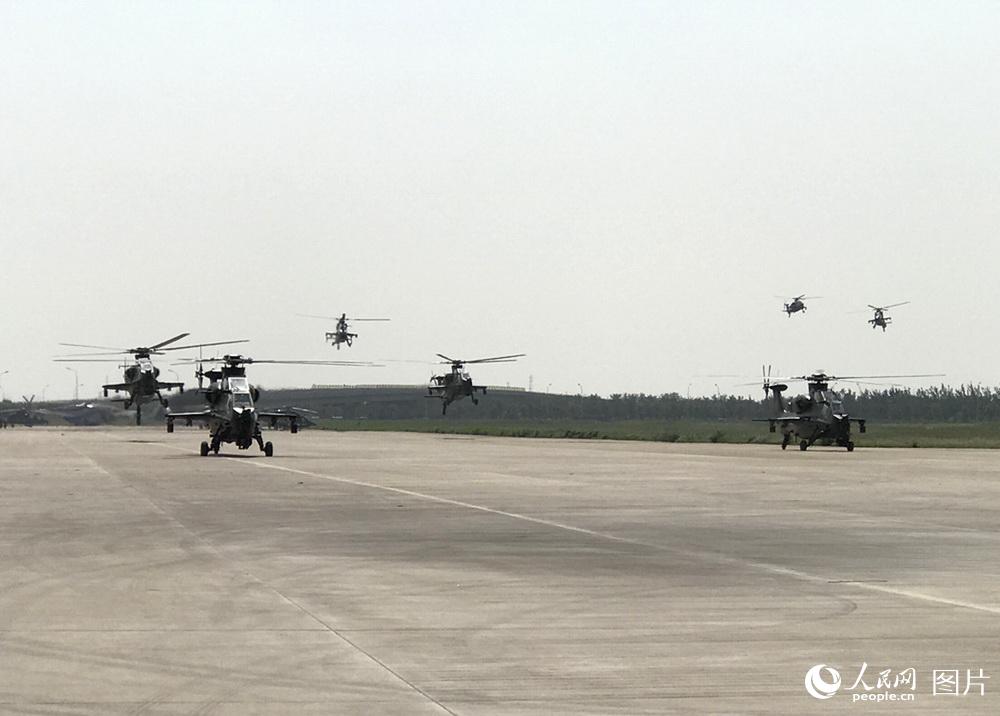 9月12日，中国陆军“风雷”飞行表演队演练完毕返场。   摄影：李蓉