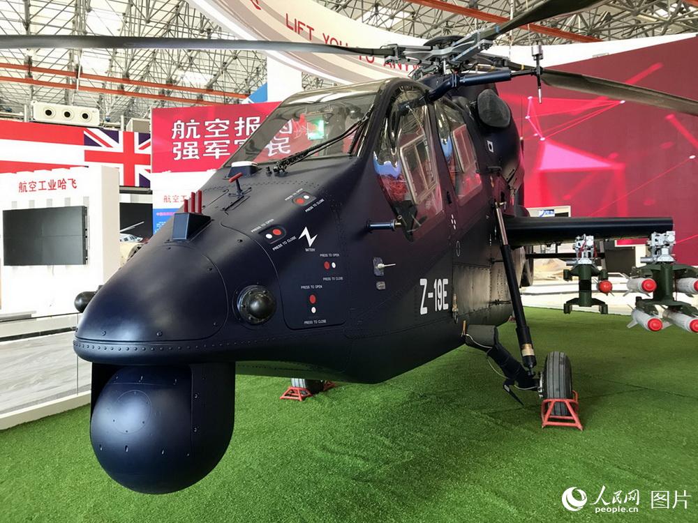 9月12日，中国航空工业直升机展出的直-19E型武装直升机在第四届直博会展馆内基本布展完毕。   摄影：李蓉