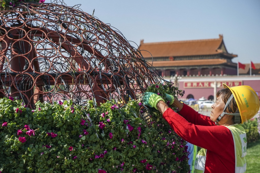 9月18日，工作人员在天安门广场布置花卉。新华社记者 殷刚 摄
