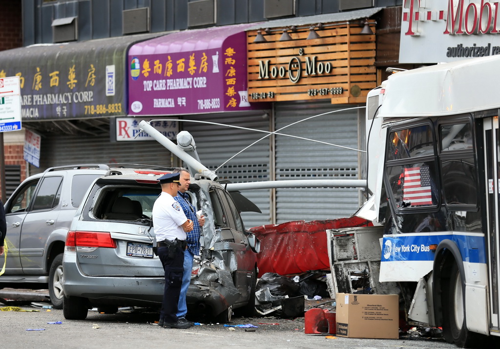 9月18日在美國紐約市法拉盛地區拍攝的車禍現場。 新華社記者秦朗攝