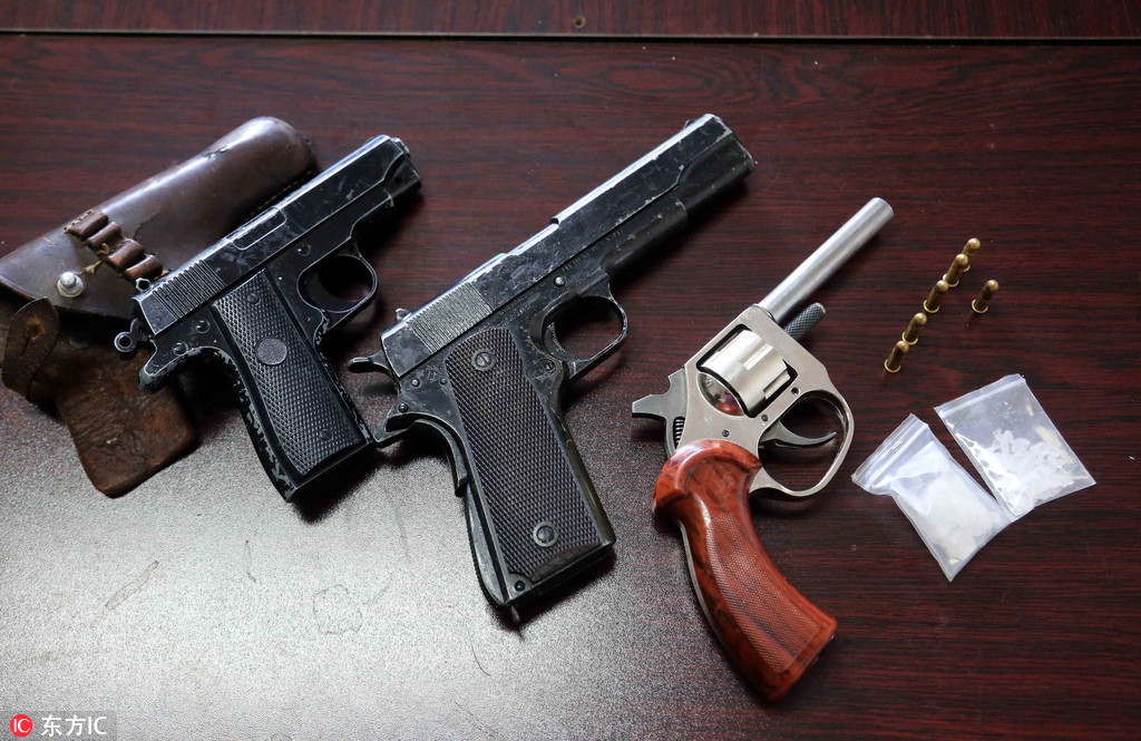 9月19日，在遼寧省沈陽市公安局鐵西分局禁毒大隊展示繳獲的3把槍支、子彈和部分毒品。黃金崑/東方IC 