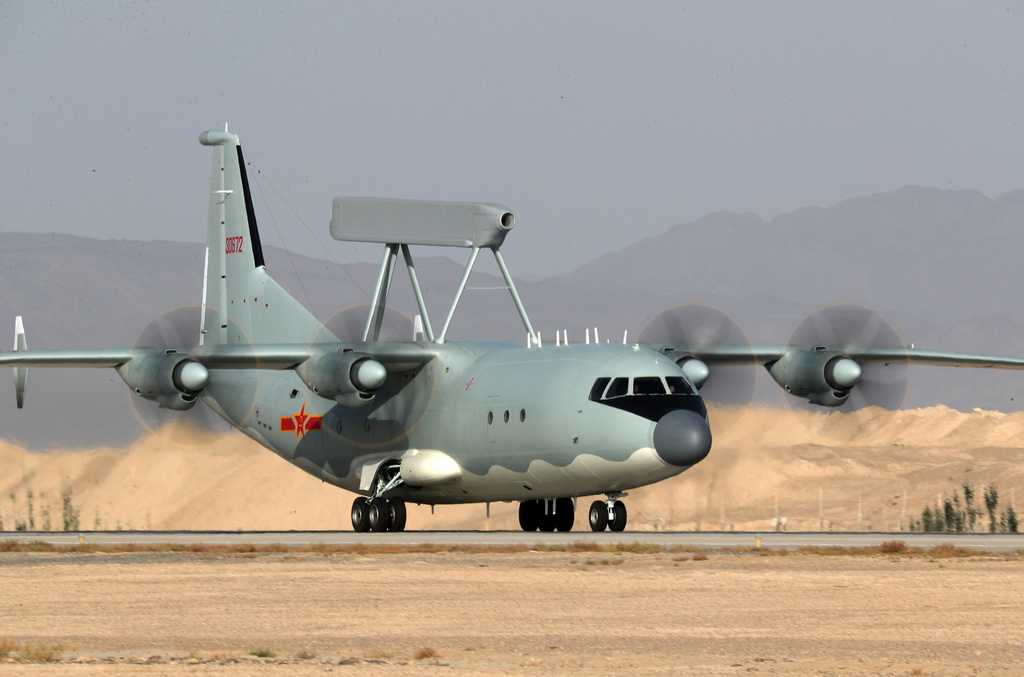 9月20日，中方预警机快速起飞，在空中指挥双方战机展开对抗性训练。 新华社发（刘应华 摄）