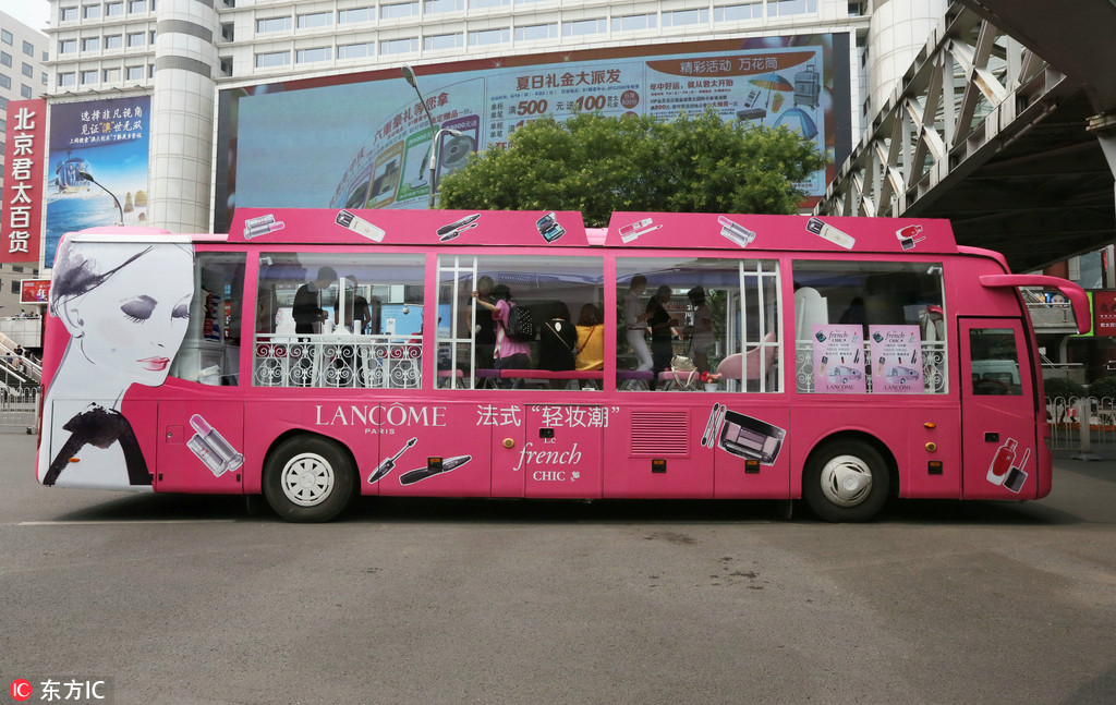粉色艷麗的蘭蔻Le French Chic法式輕妝潮彩妝大巴行駛在北京西單街頭。雷克斯/東方IC（2014年6月21日）