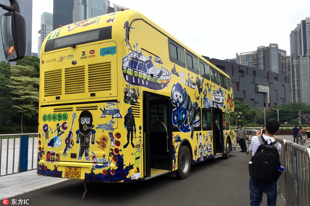 由廣州市公安局、廣州市交通委員會、共青團廣州市委員會，少年先鋒隊廣州市工作委員會聯合主辦的“平安廣州童心巴士——‘小學警’巴士涂鴉”系列活動，在花城廣場舉行了發車儀式，由75位兒童創意涂鴉的3款共4輛(旅游1路、24路、31路、901A路)主題巴士正式發車投入運營，與廣大市民在日常生活中見面。、據了解，這次活動經廣州市少年宮面向社會征集，共征集了75個家庭近160位家長及小朋友參與創作。活動選取“消防”“特警”“水警”3個主題警種為創作對象。炎炎/東方IC（2017年5月30日）