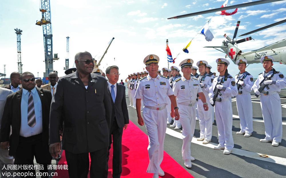 9月25日，塞拉利昂弗裡敦港，塞拉利昂總統科羅馬檢閱中國海軍和平方舟醫院船水兵儀仗隊。