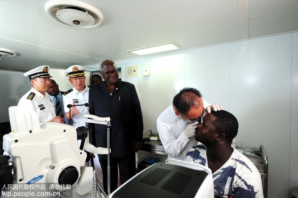 9月25日，塞拉利昂弗裡敦港，塞拉利昂總統科羅馬（中間者）在中國海軍和平方舟醫院船察看民眾就診情況。