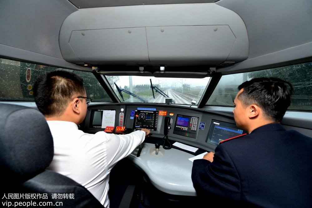 2017年9月27日，司機在動車組司機室操縱試驗列車。