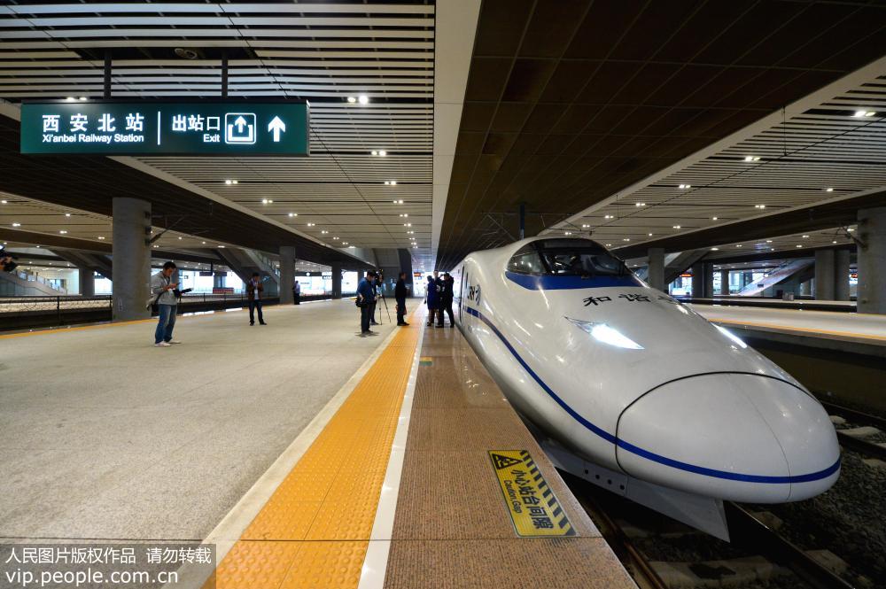 2017年9月27日， 一列動車組試驗列車在西安北站准備發車。