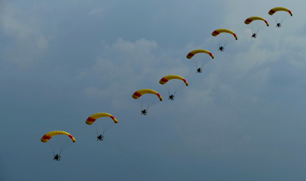9月29日，在2017四川國際航空航天展開幕式上，輪式動力傘編隊飛行表演。喬天富攝