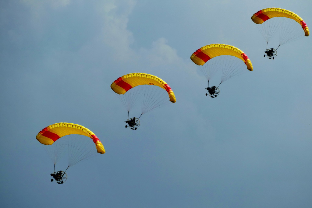 9月29日，在2017四川國際航空航天展開幕式上，輪式動力傘編隊飛行表演。喬天富攝