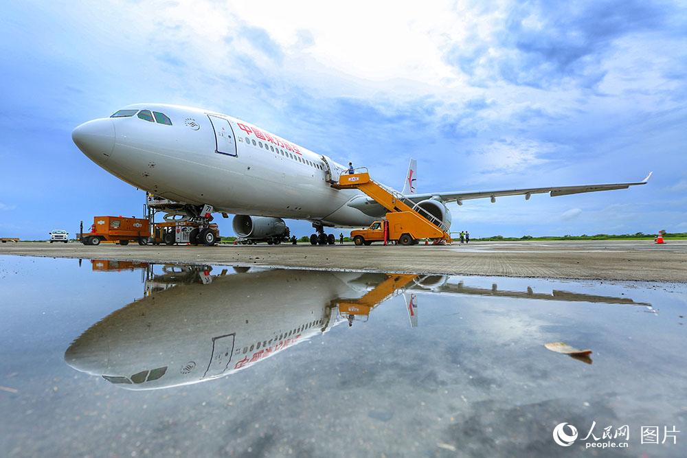 東航包機抵達安提瓜和巴布達的維爾·伯德機場。（人民網 王初 攝）