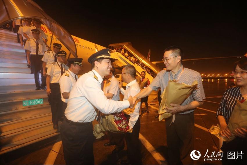 東航領導在現場歡迎凱旋歸來的機組人員。圖中前方左一為本次航班的機長郭萬清。（王初 攝）