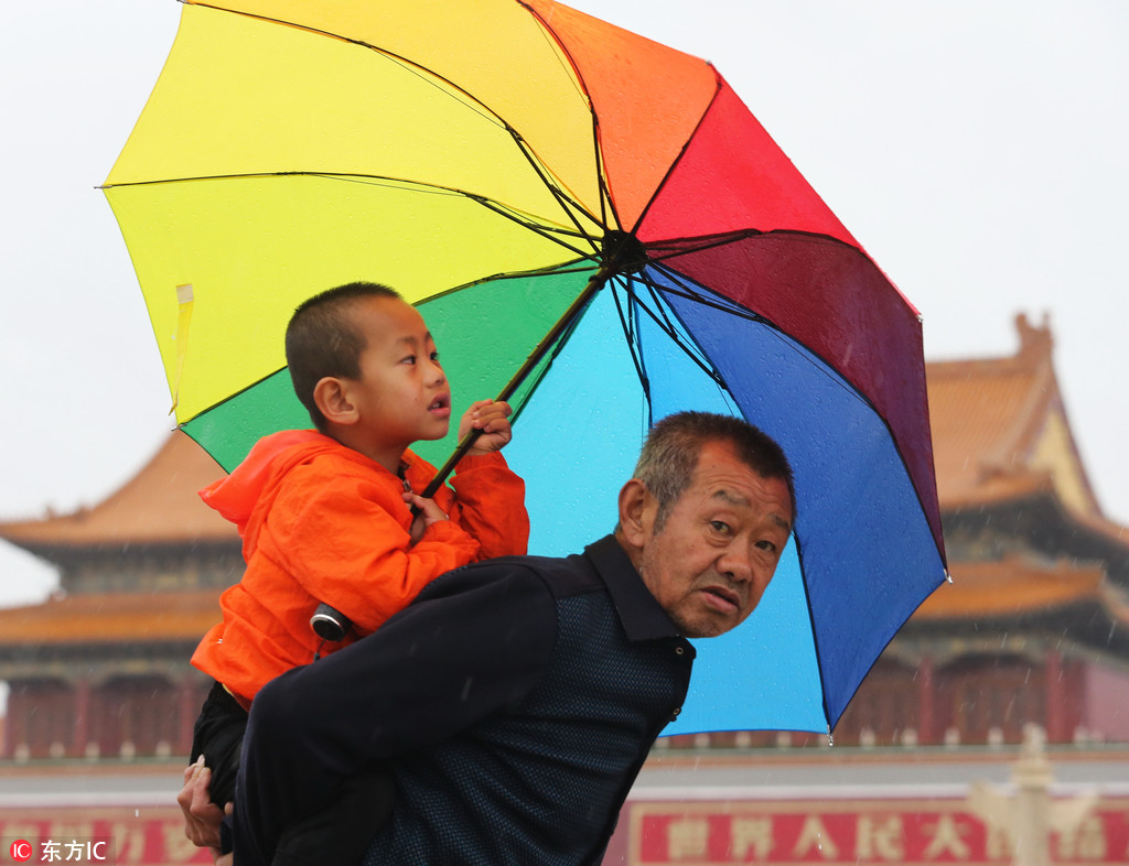 北京遭遇強降雨氣溫大“跳水” 游客冒雨游覽天安門廣場【6】