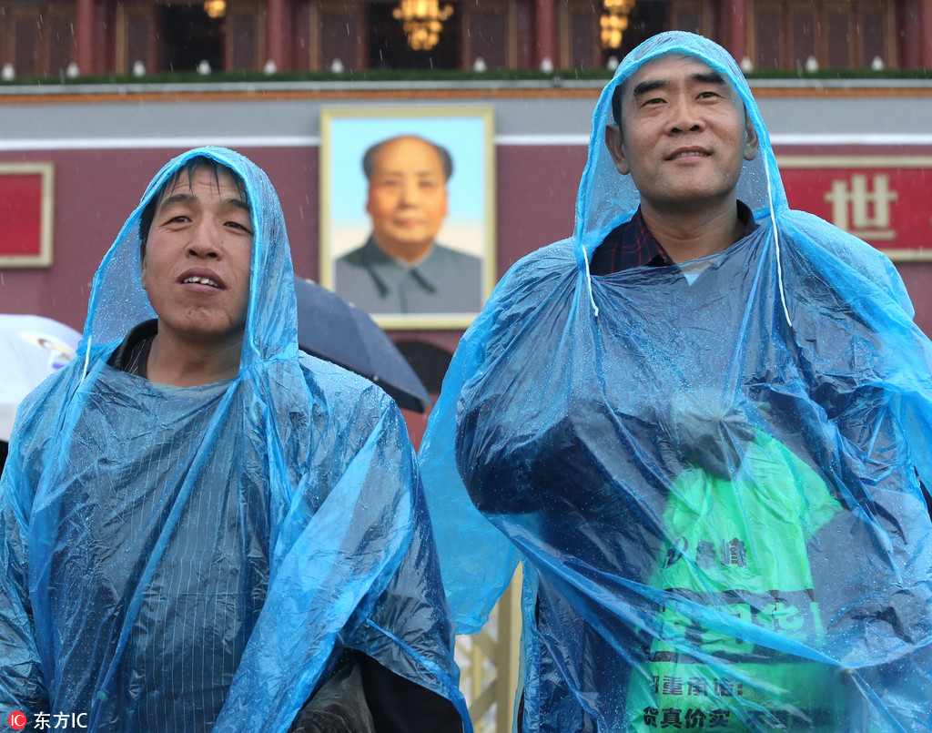 北京遭遇強降雨氣溫大“跳水” 游客冒雨游覽天安門廣場【5】