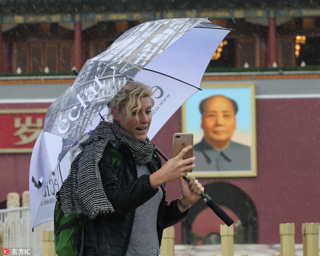 北京遭遇強降雨氣溫大“跳水” 游客冒雨游覽天安門廣場【3】