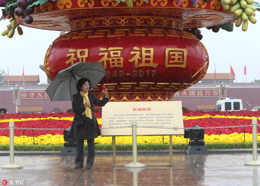 北京遭遇強降雨氣溫大“跳水” 游客冒雨游覽天安門廣場【4】