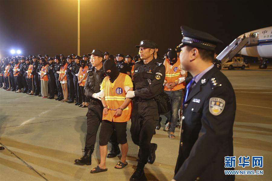 10月12日，在济南遥墙国际机场，电信网络诈骗犯罪嫌疑人被押解回国。